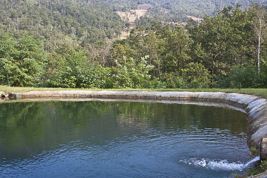 Lago artificiale per servizi antincendio; sullo sfondo la cava<br />